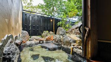 Separate bathtub and shower, deep-soaking bathtub, free toiletries