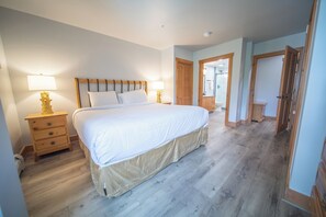 Premium Condo, 2 Bedrooms, Balcony, Mountain View (Expedition Station 8614)