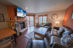 พรีเมียมคอนโด, 2 ห้องนอน, ระเบียง, วิวภูเขา (Expedition Station 8614) | บริเวณนั่งเล่น | สมาร์ททีวี 40 นิ้ว พร้อมช่องเคเบิล, ทีวี, เตาผิง