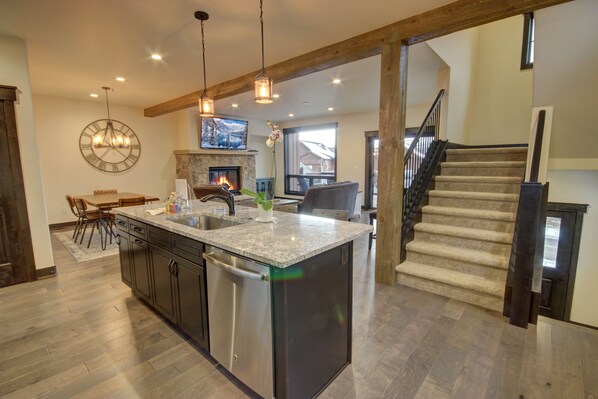 豪華聯排別墅, 多張床, 熱水浴缸, 山景 (Alders 854 Independence Rd) | 私人廚房 | 大型雪櫃/冰箱、微波爐、焗爐、爐具