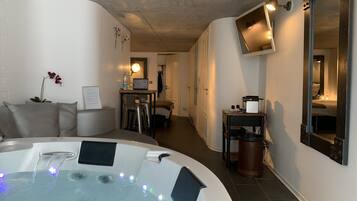 Luxury Double Room, Hot Tub (n°1) | 1 bedroom, premium bedding, Tempur-Pedic beds, individually decorated