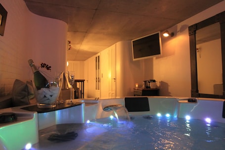 Luxury Double Room, Hot Tub (n°1) | Jetted bathtub. Le Comptoir industriel