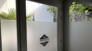 Una puerta con paneles de vidrio esmerilado y un adhesivo con logotipo.