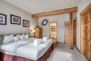 Maison mitoyenne, plusieurs lits, vue montagne (Cabin in the Pines 4) | 2 chambres, décoration personnalisée, ameublement personnalisé, bureau