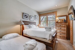 聯排別墅, 多張床, 山景 (Cabin in the Pines 4) | 2 間臥室、獨特裝潢、布置獨特、書桌