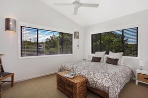 3 bedrooms, iron/ironing board - Sarah's Beach House, 314 Plomer Road, (North Shore)