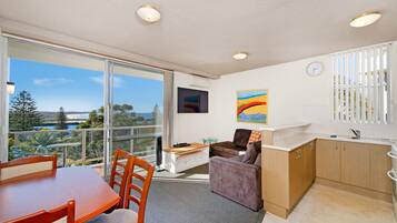 Apartemen (2 Bedrooms) | Area keluarga | TV dan pemutar DVD