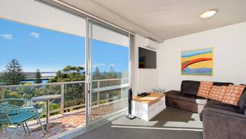 Apartemen (2 Bedrooms) | Area keluarga | TV dan pemutar DVD