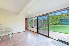 3 bedrooms, iron/ironing board, free WiFi - Cara @ Nobbys Beach, 11 Wesley Avenue, (Port Macquarie)