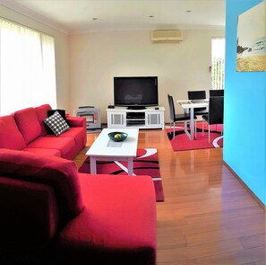 TV - Cara @ Nobbys Beach, 11 Wesley Avenue, (Port Macquarie)