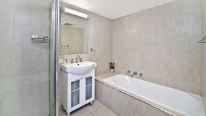 Bathtub - Sundial 503, 8-10 Hollingworth Street, (Port Macquarie)