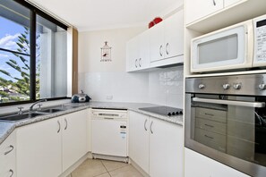 Microwave, oven, stovetop, dishwasher - Sundial 503, 8-10 Hollingworth Street, (Port Macquarie)