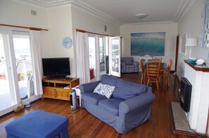 TV - Shellseekers, 4 Hodgson Street, (Crescent Head)