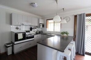 Microwave, stovetop - Breakaway, 11 Scott Street, (Crescent Head)