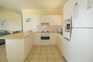 Microwave, stovetop, dishwasher - Breakers 1, 13 East Street, (Crescent Head)