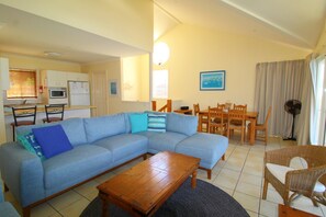 3 bedrooms, iron/ironing board - Breakers 1, 13 East Street, (Crescent Head)