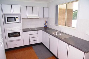 Microwave, stovetop - Bellhaven 1, 17 Willow Street, (Crescent Head)