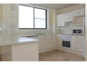 Private kitchen - Fountain Court 25, 18 Lord Street, (Port Macquarie)
