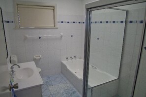 Separate tub and shower - Charm Cottage, 58 Skyline Crescent, (Crescent Head)