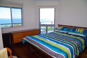 3 bedrooms, iron/ironing board, free WiFi - Charm Cottage, 58 Skyline Crescent, (Crescent Head)