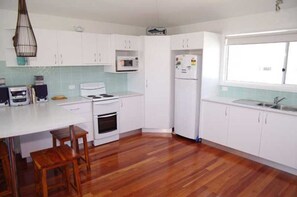 Microwave, stovetop - Hampstead, 32 Main Street, (Crescent Head)
