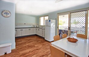 Microwave, stovetop - Bimbimbi 2, 11 Willow Street, (Crescent Head)