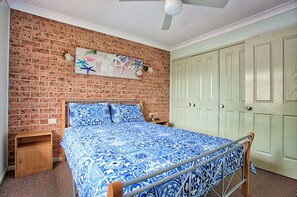 2 bedrooms, iron/ironing board - Bimbimbi 2, 11 Willow Street, (Crescent Head)