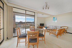 In-room dining - Sandpiper 9, 25 Waugh Street, (Port Macquarie)