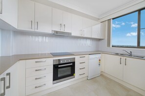Stovetop, dishwasher - Sandpiper 9, 25 Waugh Street, (Port Macquarie)