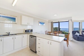 Microwave, dishwasher - The Crest 8, 33 Pacific Drive, (Port Macquarie)