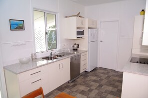 Private kitchen - Fleur Cottage, 7 Willow Street, (Crescent Head)