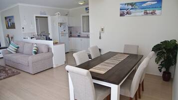 Villa (2 Bedrooms) | In-room dining