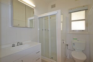 Shower - Breakers 1, 2 Hill Street, (Port Macquarie)