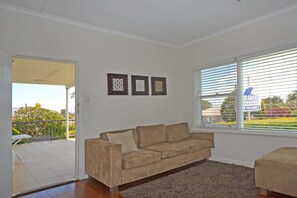 TV - Breakers 1, 2 Hill Street, (Port Macquarie)