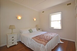 2 bedrooms, iron/ironing board - Breakers 1, 2 Hill Street, (Port Macquarie)