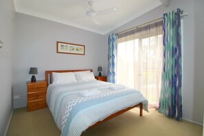2 bedrooms, iron/ironing board - Beachfront 6, 25 Willow Street, (Crescent Head)