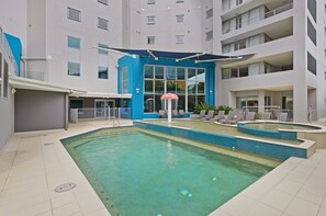 حمّام سباحة خارجي