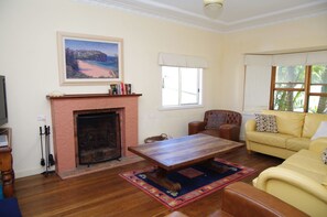 TV, fireplace - Berry, 16 East Street, (Crescent Head)