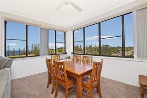 In-room dining - La Mer 16, 11 Owen Street, (Port Macquarie)