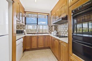 Microwave, oven, stovetop, dishwasher - La Mer 16, 11 Owen Street, (Port Macquarie)