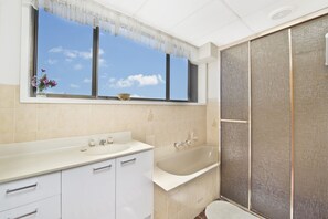 Bathtub - La Mer 16, 11 Owen Street, (Port Macquarie)