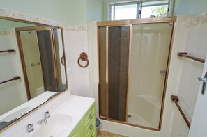 Shower - Clear Water House, 6 Hodgson Street (Crescent Head)