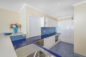 Microwave, dishwasher - Sandcastle 407, 12-24 William Street, (Port Macquarie)