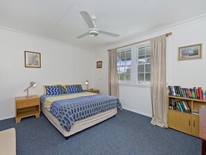 5 bedrooms, iron/ironing board - Allamanda House, 3 Willow Street, (Crescent Head)