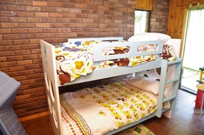 4 bedrooms, iron/ironing board