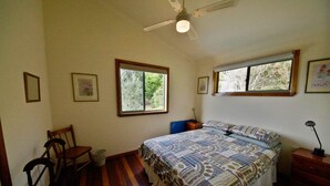 5 bedrooms, iron/ironing board - Perfect Break, 1 Dulconghi Street, (Crescent Head)