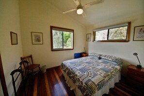 5 bedrooms, iron/ironing board - Perfect Break, 1 Dulconghi Street, (Crescent Head)