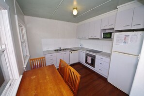 Microwave, stovetop, dishwasher - Apollo 2, 9 Hodgson Street, (Crescent Head)