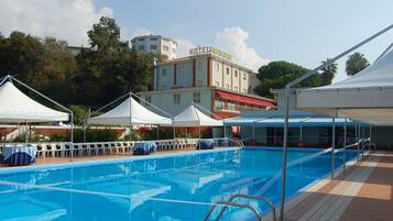 Una piscina al aire libre de temporada