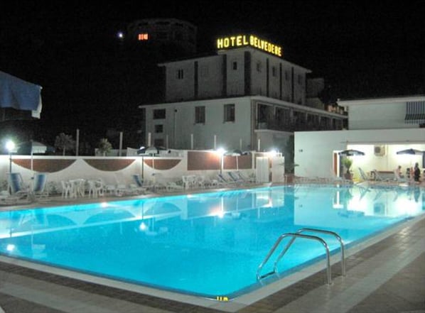 Una piscina al aire libre de temporada